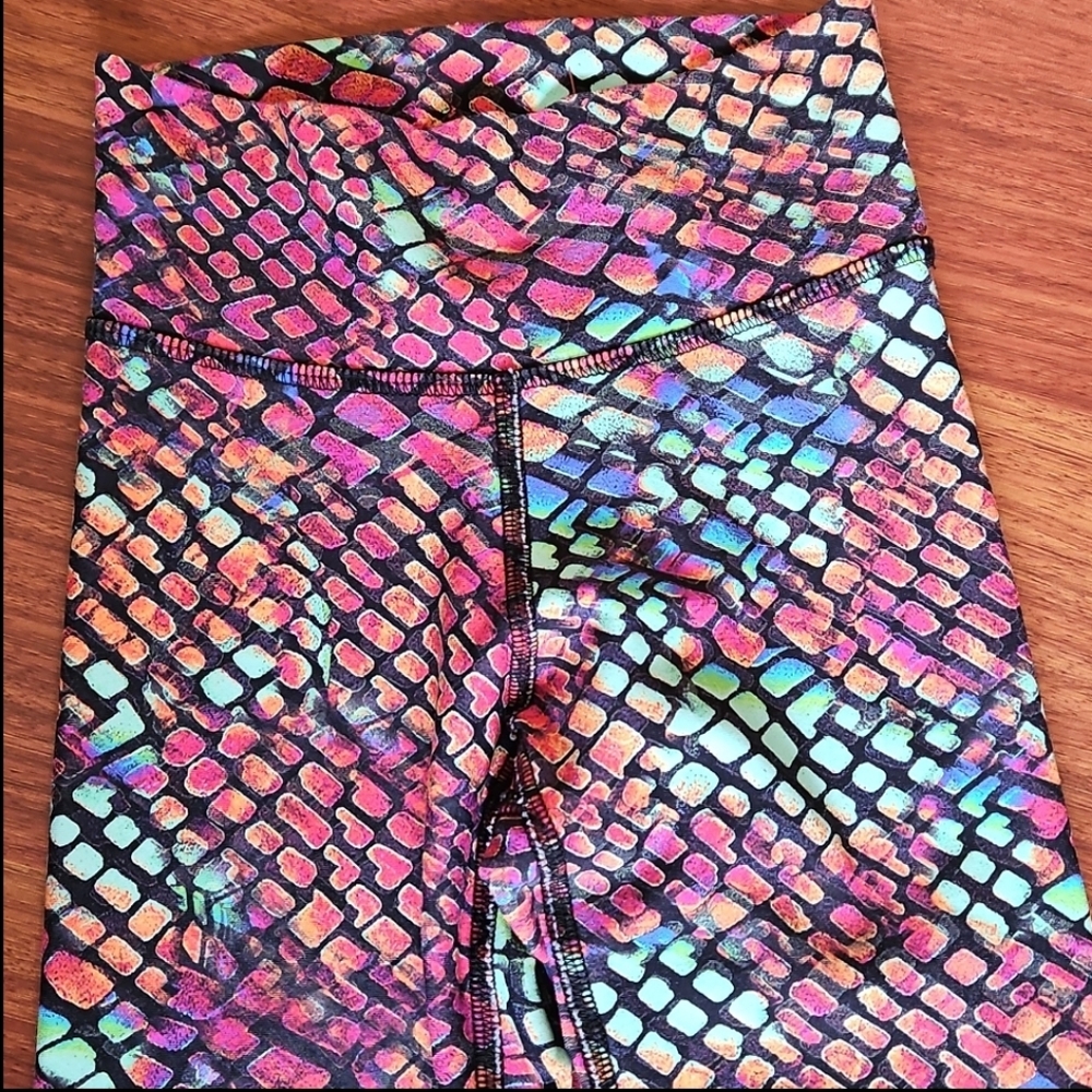 OM Stars Active Wear Leggings Multi Color Crocodile Print, XS ~ LIKE NEW!